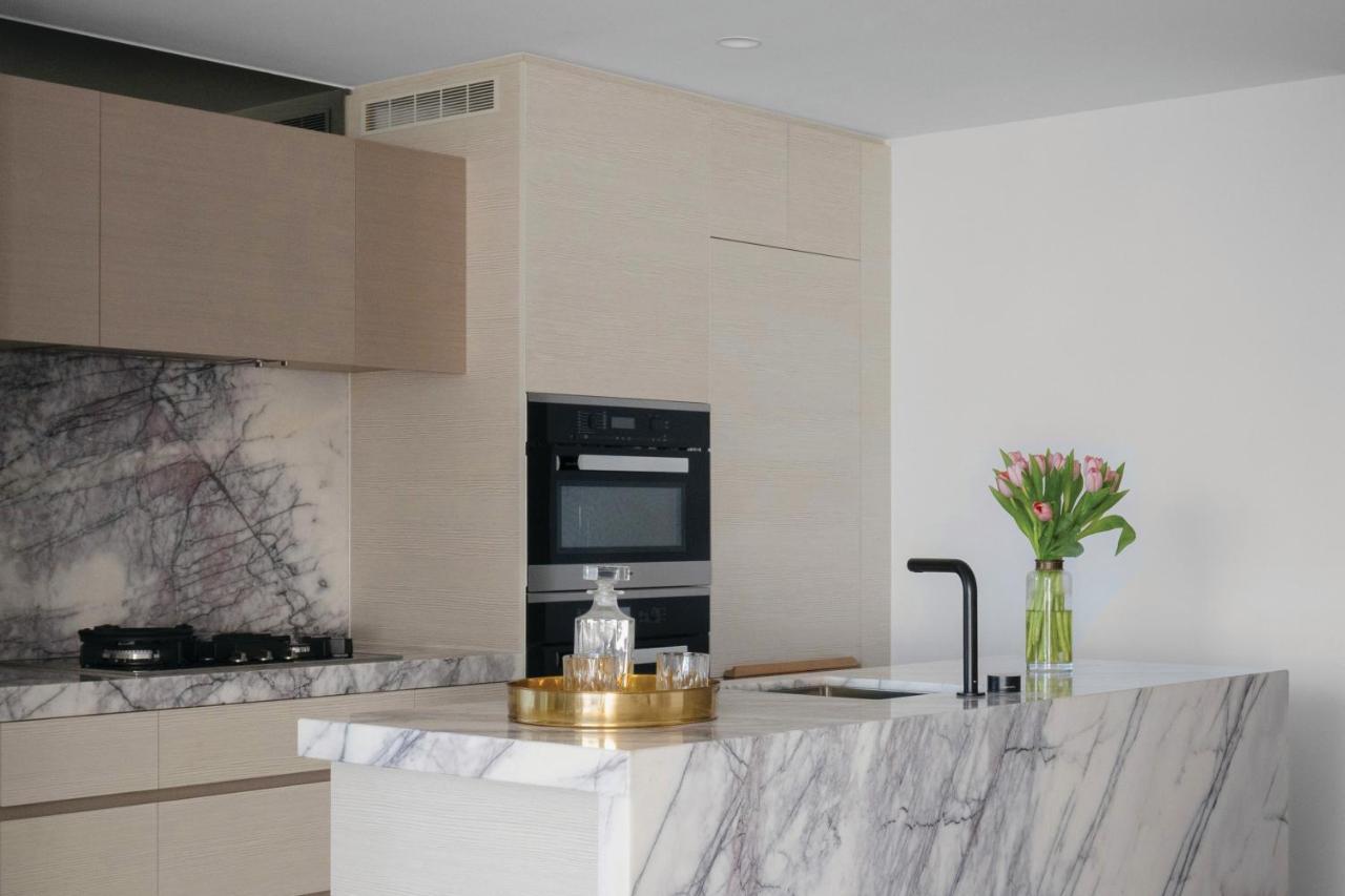 The Langham, Gold Coast And Jewel Residences المظهر الخارجي الصورة A kitchen with a marble countertop