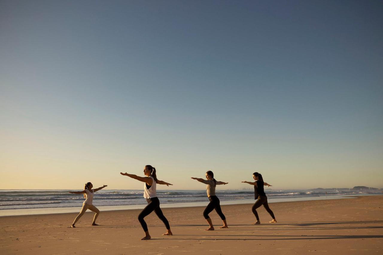 The Langham, Gold Coast And Jewel Residences المظهر الخارجي الصورة A yoga class at the beach