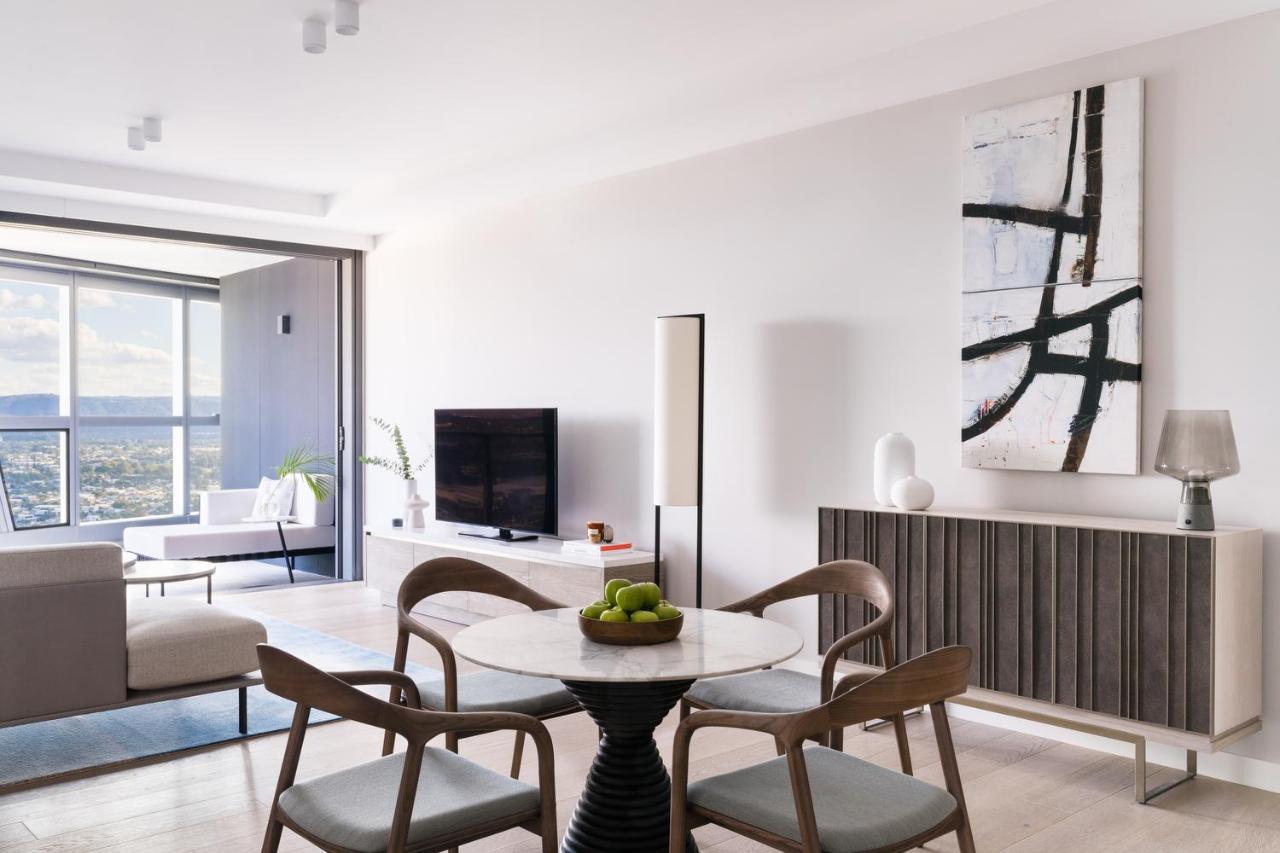 The Langham, Gold Coast And Jewel Residences المظهر الخارجي الصورة A living room at The Ritz-Carlton, Downtown, Los Angeles