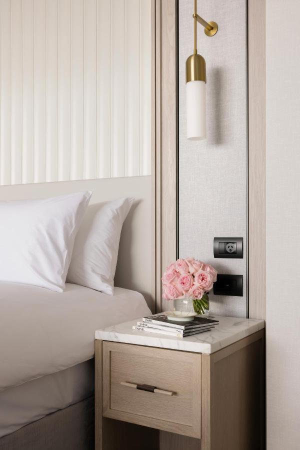 The Langham, Gold Coast And Jewel Residences المظهر الخارجي الصورة A bedside table with a lamp, a telephone and a vase of flowers