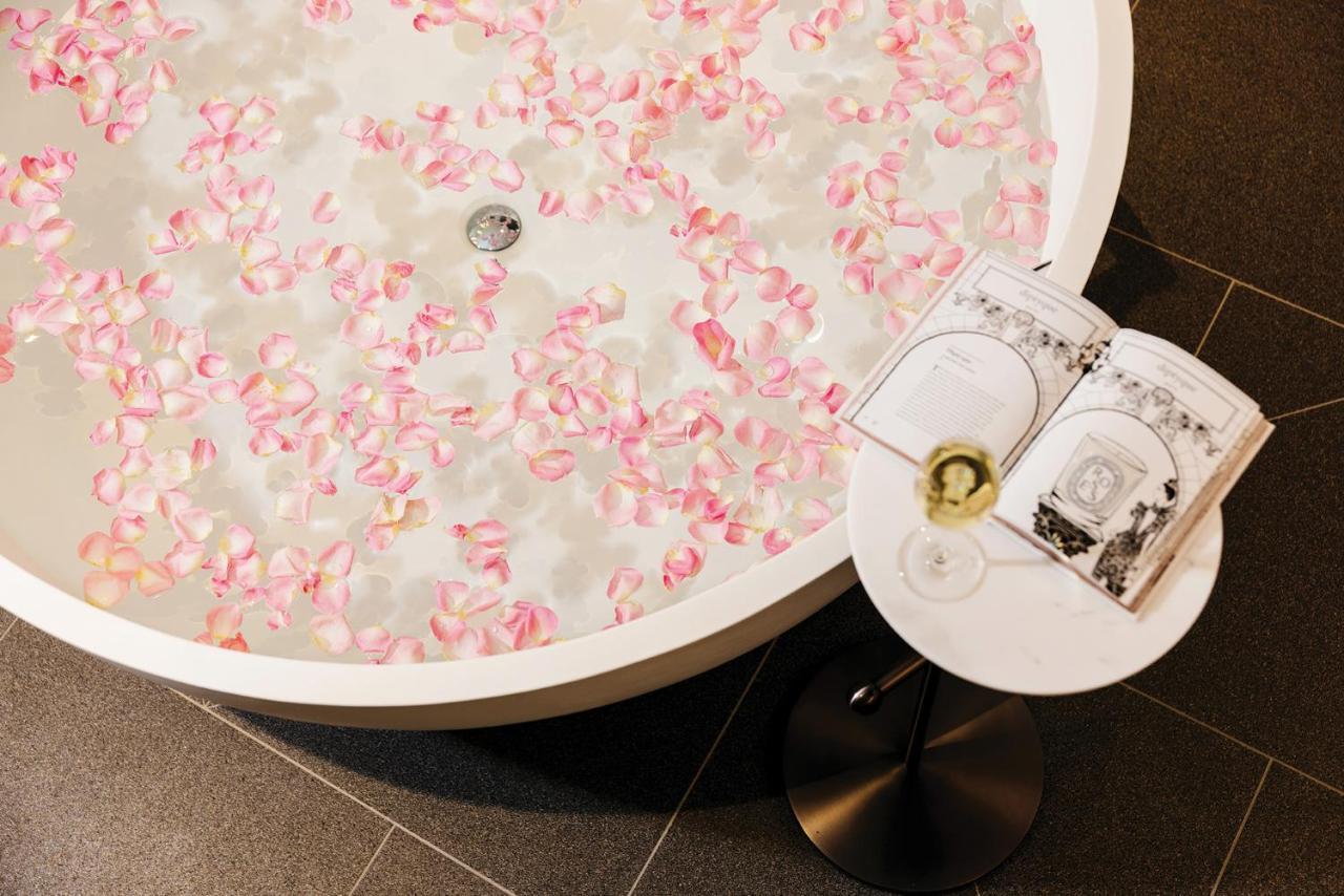 The Langham, Gold Coast And Jewel Residences المظهر الخارجي الصورة A bathtub filled with rose petals